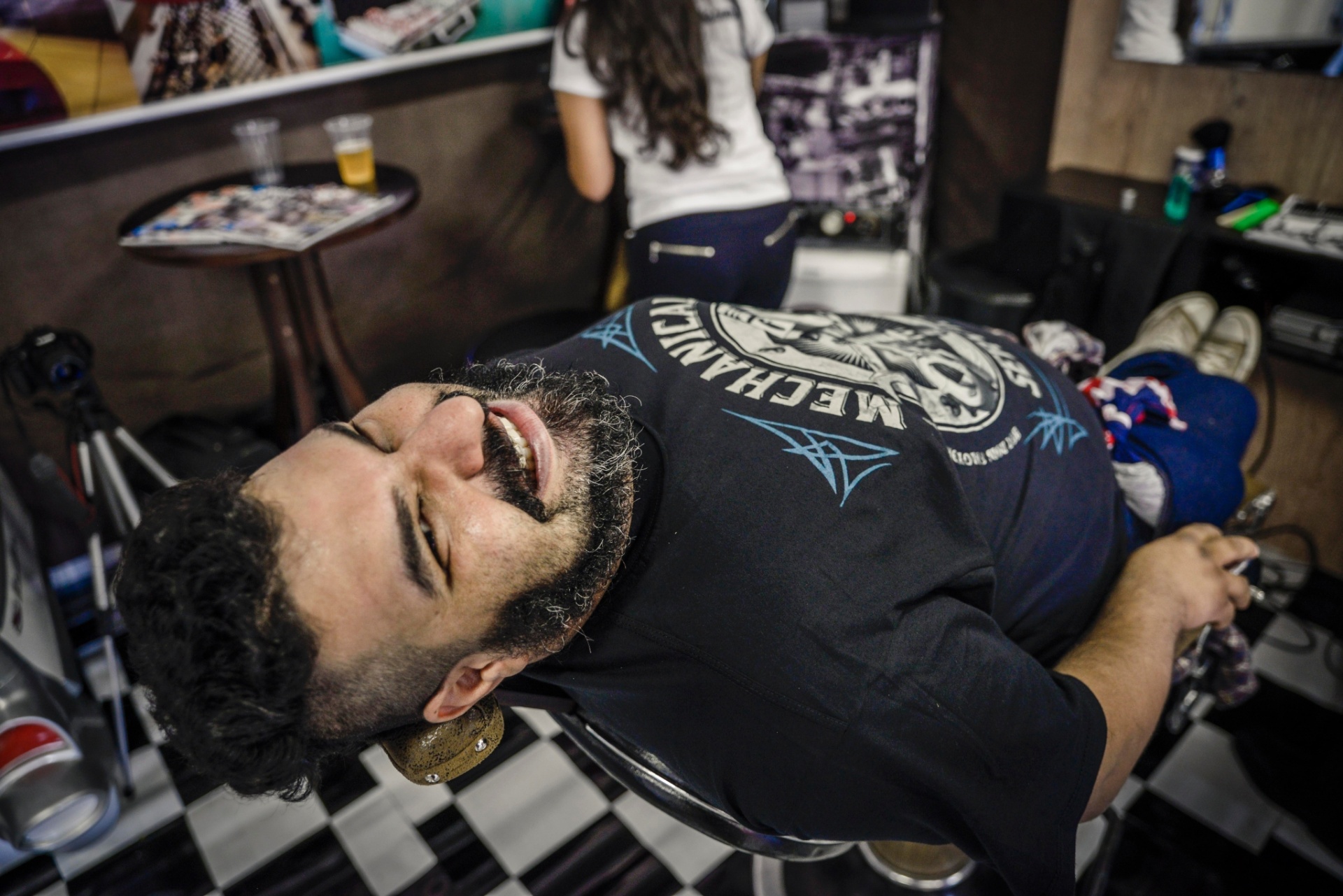25.abr.2015 - Wander Maliani, 36 anos, se prepara para fazer a barba. De Campinas, ele disse ao UOL que foi ao Monsters of Rock para assistir ao show de Ozzy Osbourne - Rafael Roncato/UOL