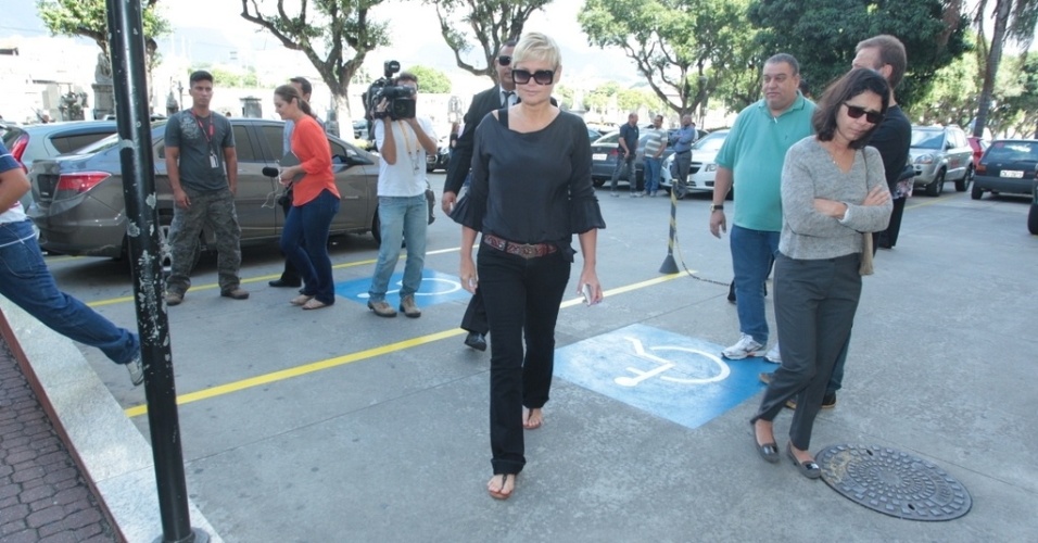 25.abr.2015 - Xuxa vai ao velório do diretor da TV Globo Roberto Talma. "Ele fazia as coisas que na época ninguém imaginava.
