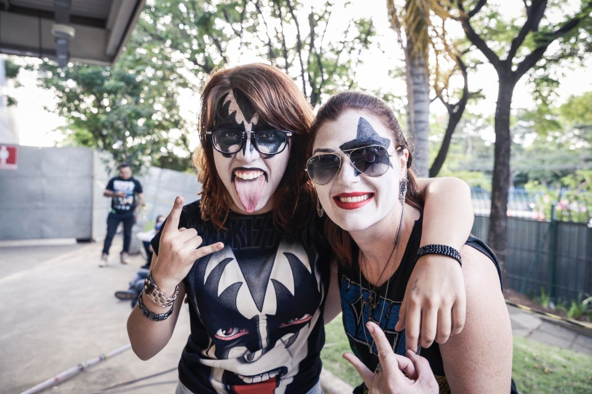 26.04.2015 - A atração mais esperada do segundo dia do Monsters of Rock está perambulando o festival, e são muitas! Por 30 reais, você pode fazer a maquiagem do seu integrante favorito do KISS. - Rafael Roncato/UOL