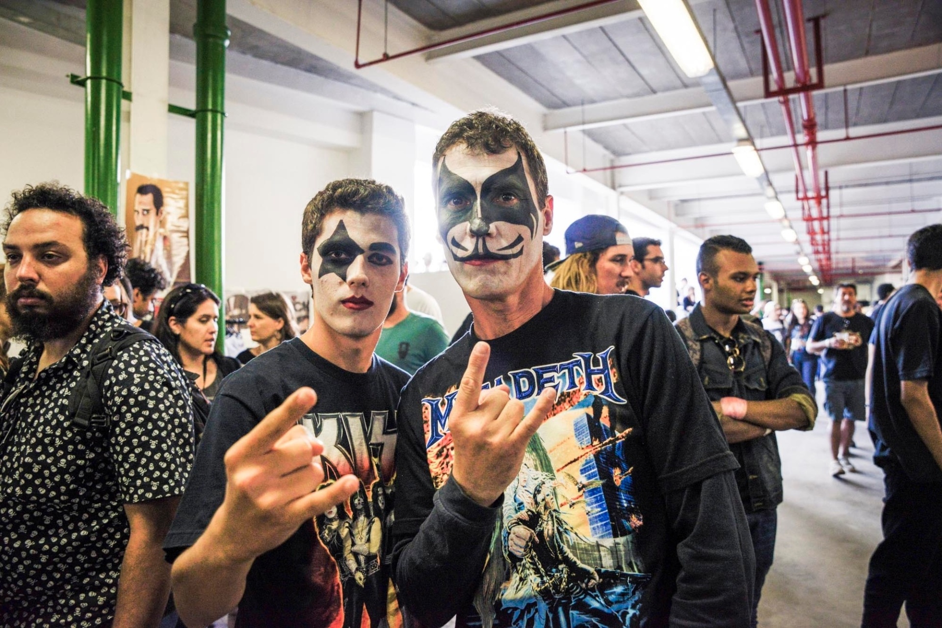 26.04.2015 - A atração mais esperada do segundo dia do Monsters of Rock está perambulando o festival, e são muitas! Por 30 reais, você pode fazer a maquiagem do seu integrante favorito do KISS. - Rafael Roncato/UOL
