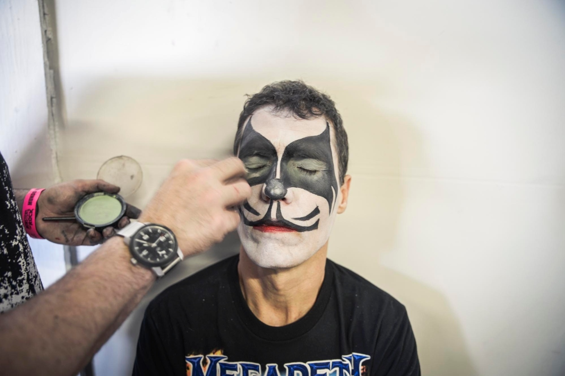 26.04.2015 - A atração mais esperada do segundo dia do Monsters of Rock está perambulando o festival, e são muitas! Por 30 reais, você pode fazer a maquiagem do seu integrante favorito do KISS. - Rafael Roncato/UOL