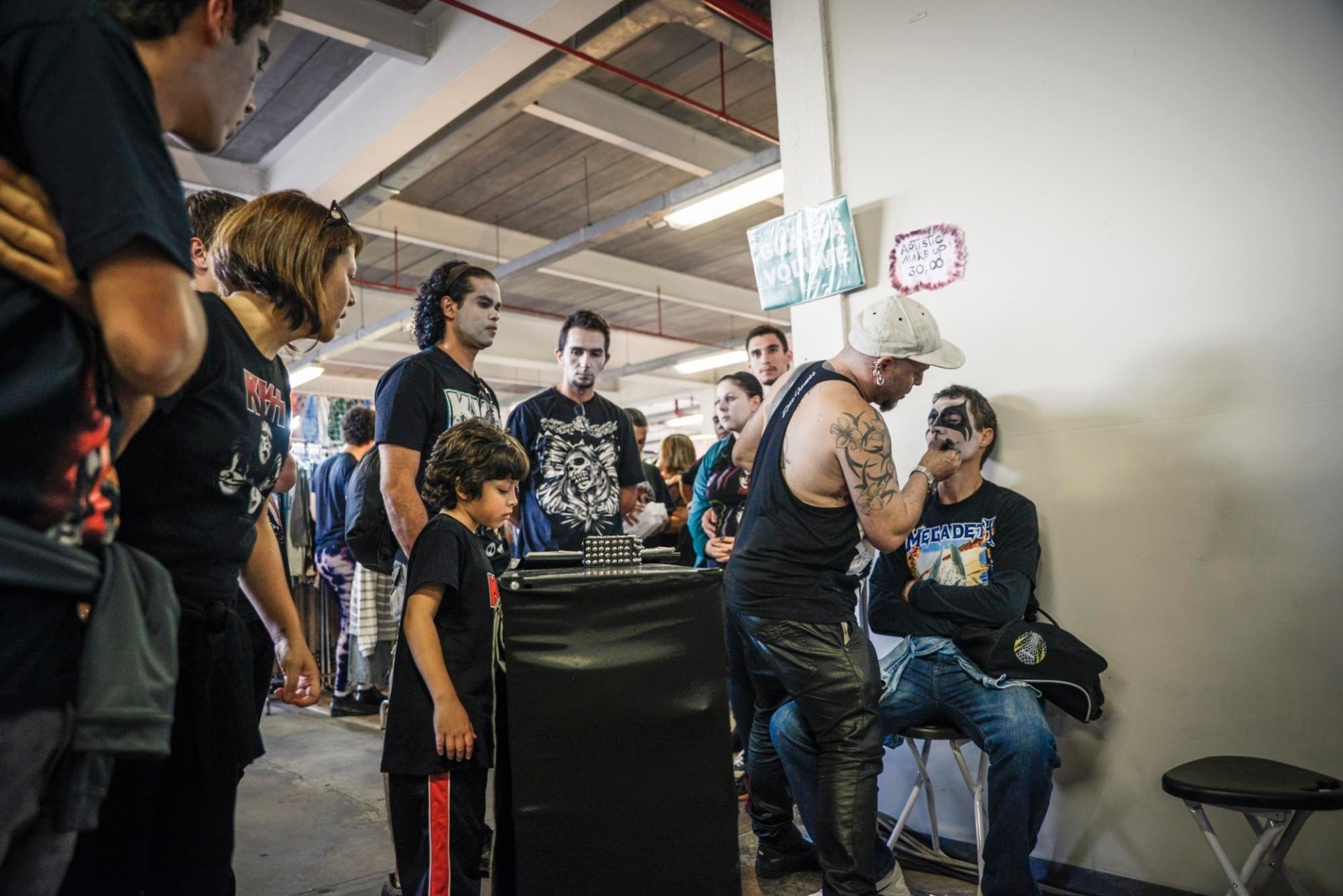 26.04.2015 - A atração mais esperada do segundo dia do Monsters of Rock está perambulando o festival, e são muitas! Por 30 reais, você pode fazer a maquiagem do seu integrante favorito do KISS. - Rafael Roncato/UOL