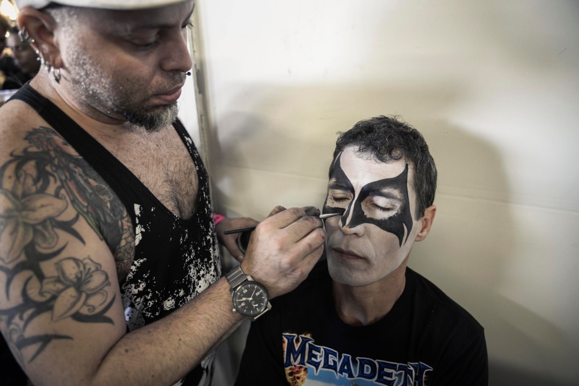 26.04.2015 - A atração mais esperada do segundo dia do Monsters of Rock está perambulando o festival, e são muitas! Por 30 reais, você pode fazer a maquiagem do seu integrante favorito do KISS. - Rafael Roncato/UOL