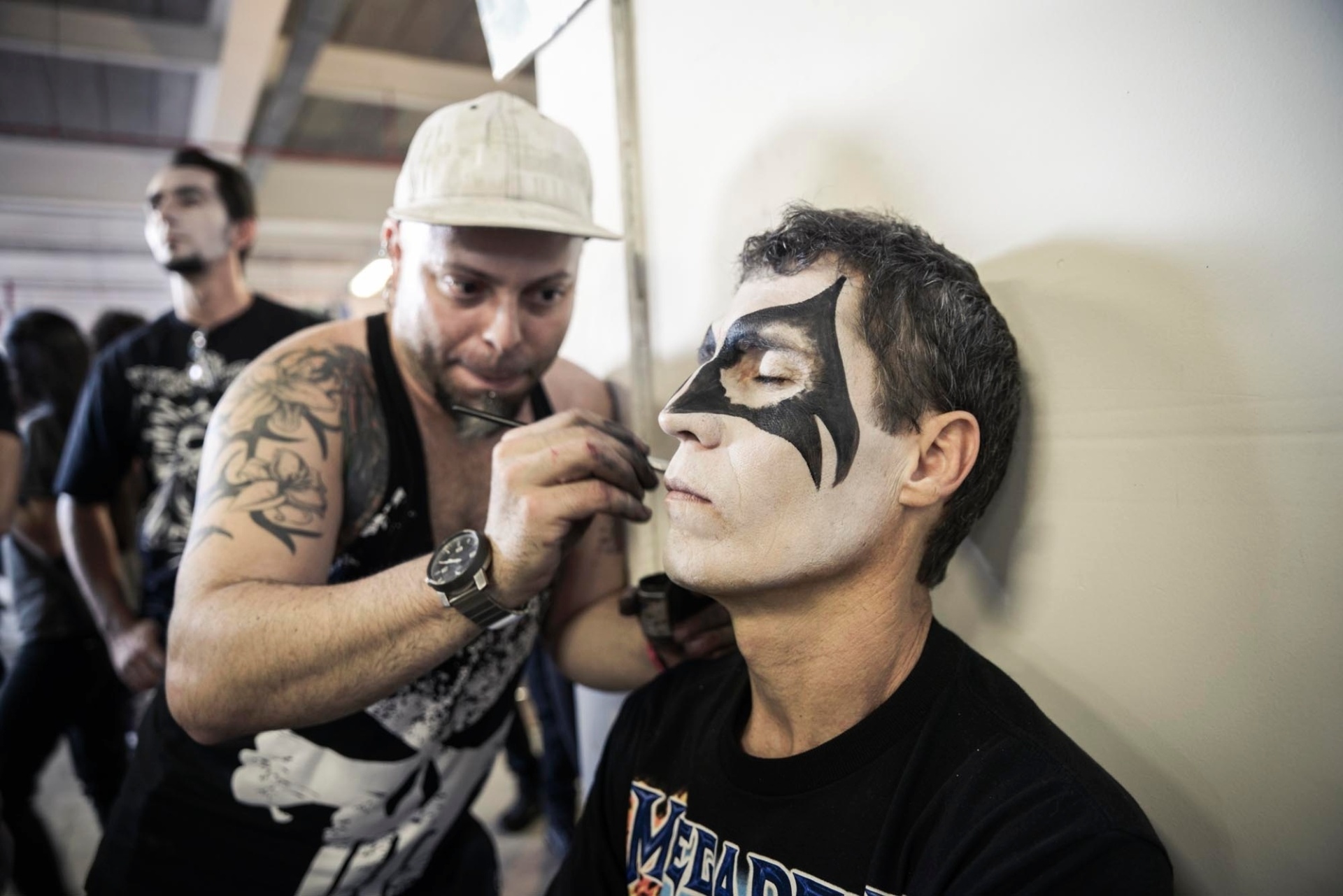 26.04.2015 - A atração mais esperada do segundo dia do Monsters of Rock está perambulando o festival, e são muitas! Por 30 reais, você pode fazer a maquiagem do seu integrante favorito do KISS. - Rafael Roncato/UOL