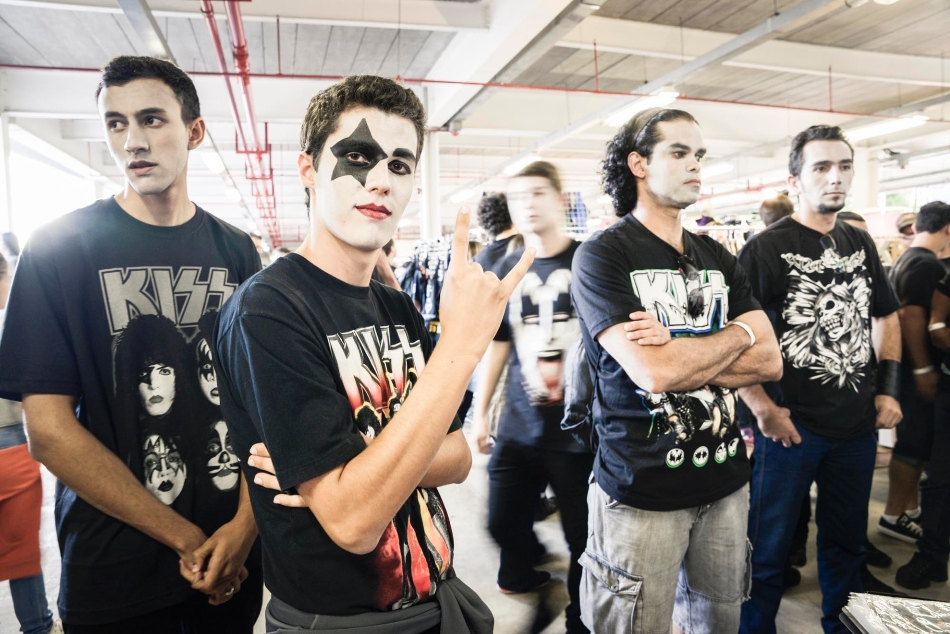 26.04.2015 - A atração mais esperada do segundo dia do Monsters of Rock está perambulando o festival, e são muitas! Por 30 reais, você pode fazer a maquiagem do seu integrante favorito do KISS. - Rafael Roncato/UOL