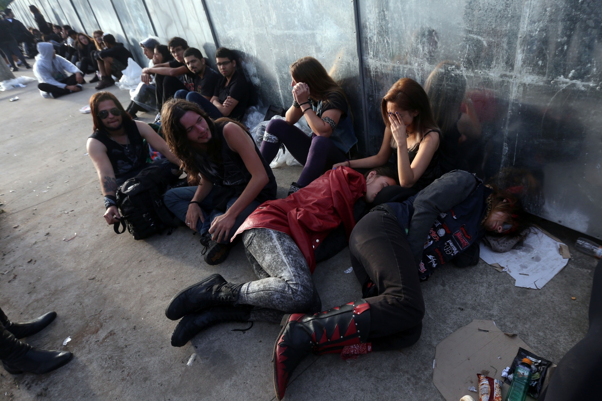 26.abr.2015 - Fãs aguardam abertura dos portões do Anhembi, no 2º dia de festival Monster of Rock - Ricardo Matsukawa / UOL