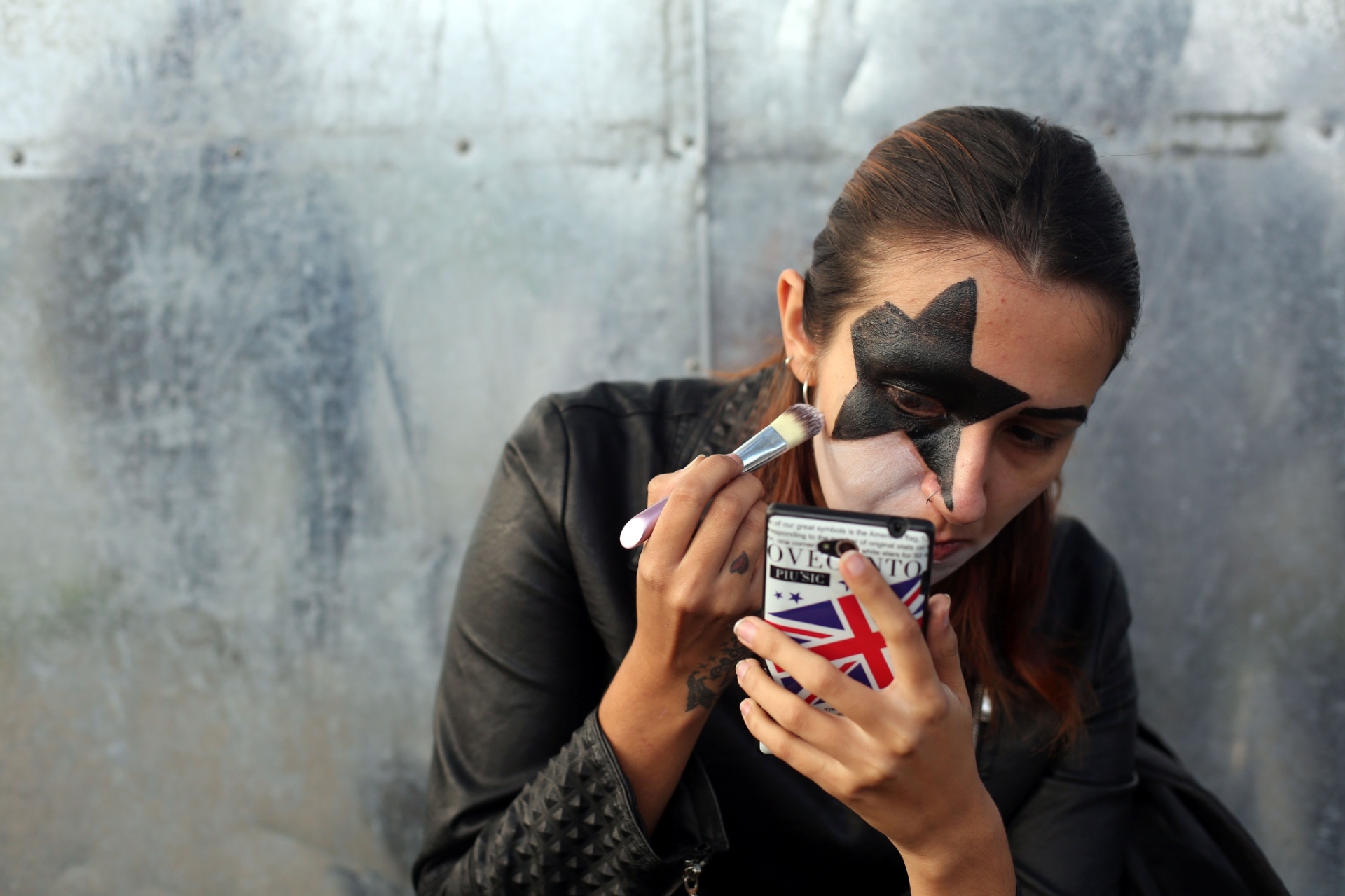 26.abr.2015 - Na fila de entrada, fã passa maquiagem em homenagem à banda Kiss, que encerra o festival Monsters of Rock, a partir das 22h30 deste domingo - Ricardo Matsukawa / UOL