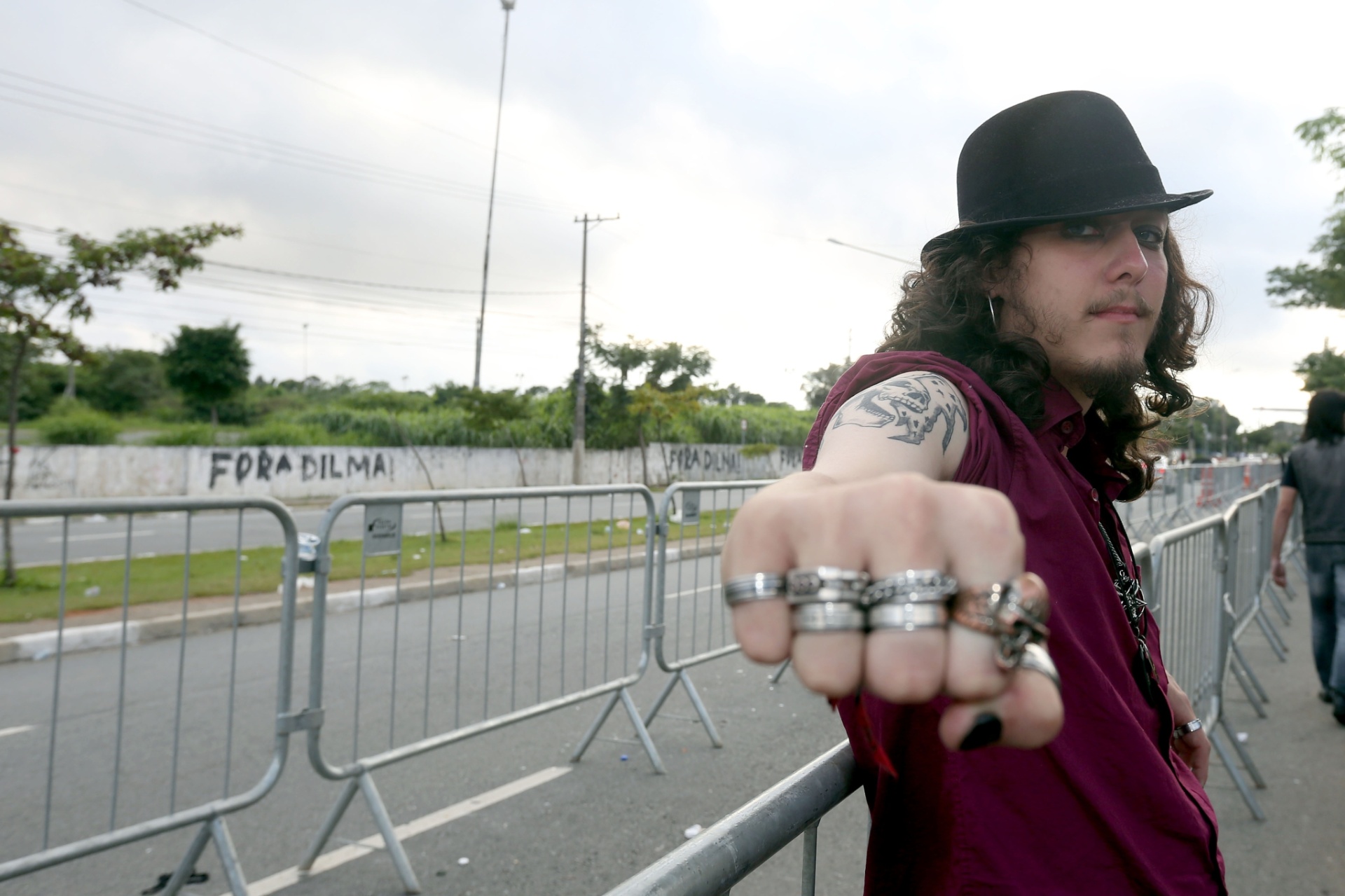 26.abr.2015 - O universitário Josef Oliveira, de 21 anos, veio de Sorocaba e dormiu no chão na Rodoviária Tietê, para chegar ao 2º dia de festival Monsters of Rock, que acontece na Arena Anhembi. Neste domingo, a agenda de shows inclui Manowar, Judas Priest e encerra com Kiss - Ricardo Matsukawa / UOL