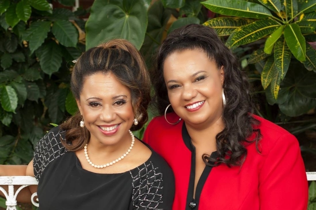 A soprano mineira Edna D'Oliveira (esq.) e a irmã, a mezzo-soprano Edineia de Oliveira. Para aguentar a rotina de óperas e aulas que ministra em São Paulo, Edna faz caminhadas na esteira e musculação diariamente. Já Edineia está em processo de reeducação alimentar e já eliminou 17 kg - Facebook/Divulgação