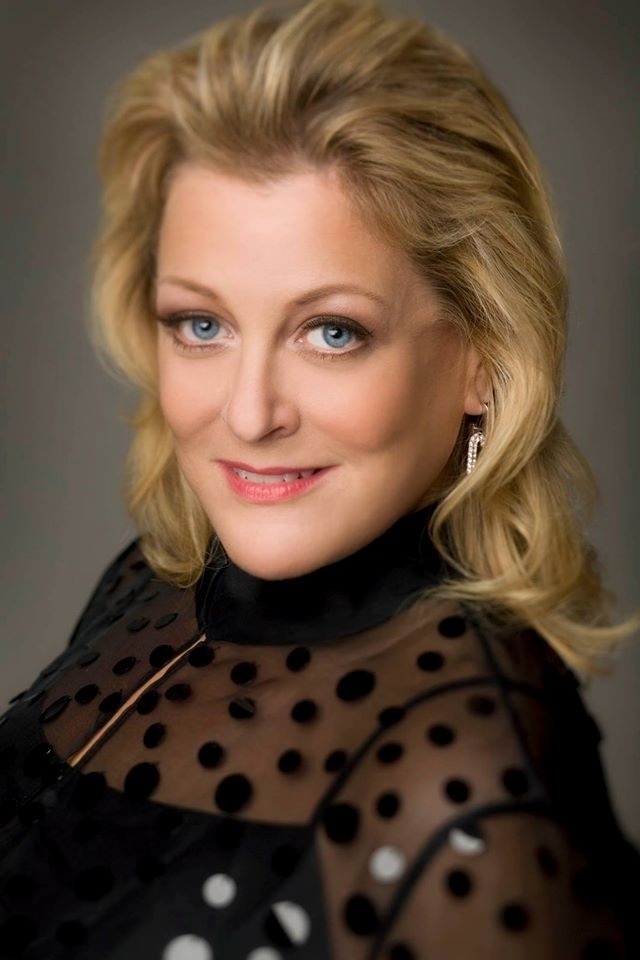 Em 2004, a famosa soprano americana Deborah Voigt foi demitida da Royal Opera House de Londres por seu excesso de peso. O caso gerou grande repercussão no mundo da ópera, e ela foi recontratada. A cantora então passou por uma redução de estômago, perdeu mais de 60 kg e interpretou o papel para o qual foi recusada: a protagonista de "Ariadne em Naxos", de Richard Strauss. Deborah também escreveu o livro autobiográfico "Chame-me Debbie: Confissões Realistas de uma Diva com os Pés no Chão", lançado em janeiro - Facebook/Divulgação