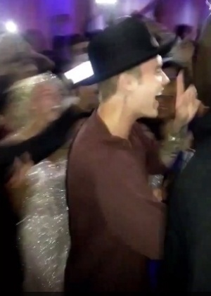 "Nenhum outro baile foi tão incrível como a formatura 2015 da Chatsworth!! Justin Bieber foi ao seu baile??", provoca aluno