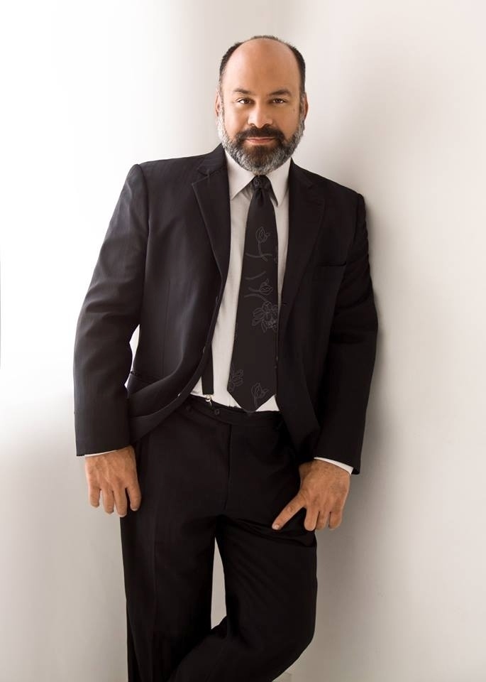 O baixo paulistano Saulo Javan reconhece que está um pouco acima do peso, mas faz exercícios para ficar bem e diz que está na hora de começar a emagrecer. O cantor atribui o ganho de 10 kg nos últimos três anos a uma rotina muito corrida, com várias óperas, jantares tarde da noite e fora de casa - Cassiano Grandi