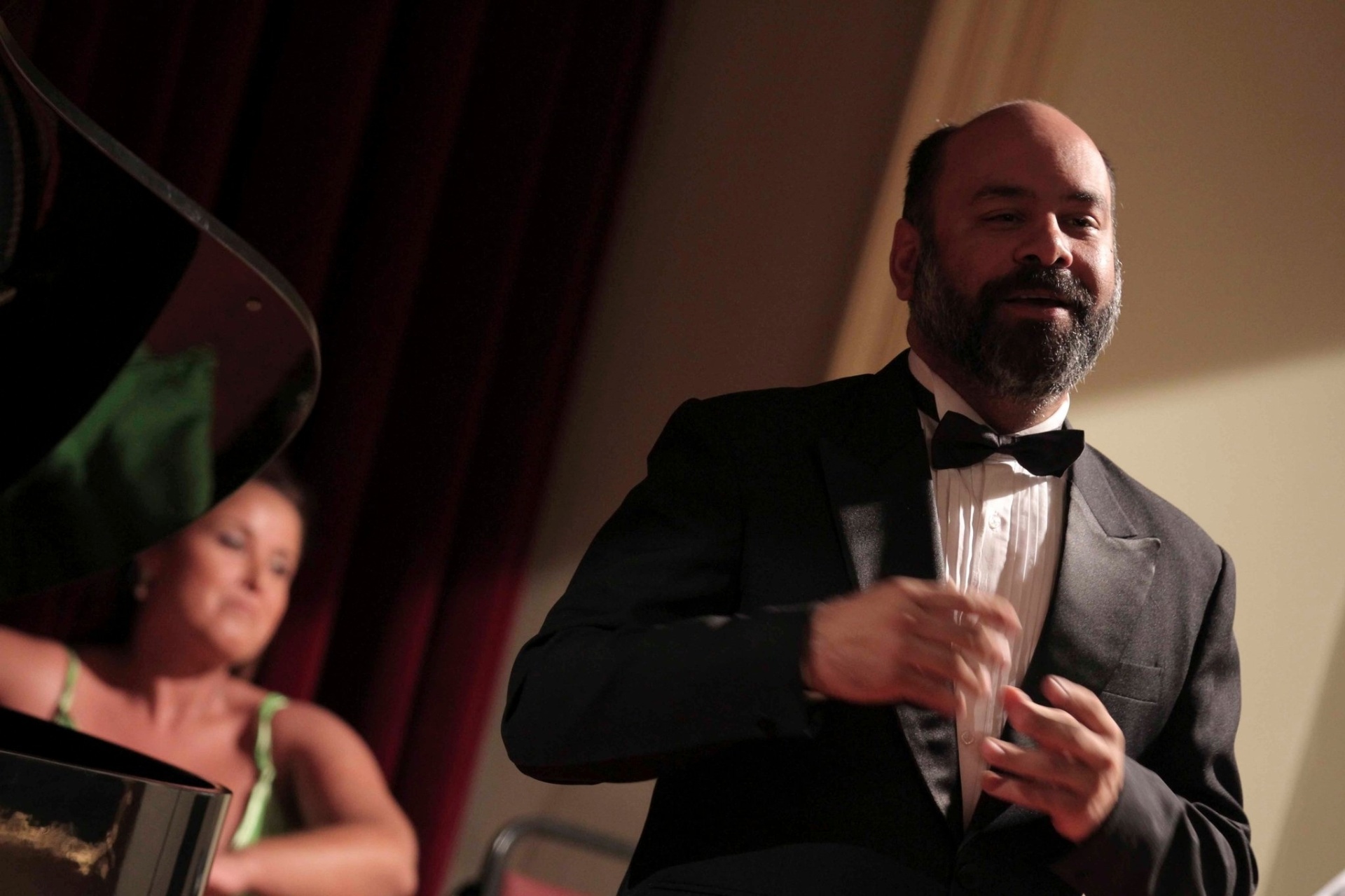 O baixo paulistano Saulo Javan reconhece que está acima do peso, mas faz exercícios para ficar bem e diz que está na hora de começar a emagrecer. O cantor atribui o ganho de 10 kg nos últimos três anos a uma rotina muito corrida, com várias óperas, jantares tarde da noite e fora de casa - Facebook/Divulgação