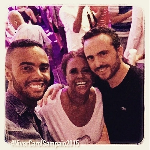 14.mar.2015 - Isaac Azar posa com Sandra de Sá e Jorge de Sá durante aniversário da promoter Carol Sampaio