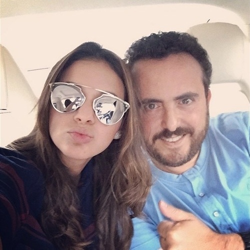 20.nov.2014 - Isaac Azar posa com Bruna Marquezine durante viagem para Miami, nos Estados Unidos