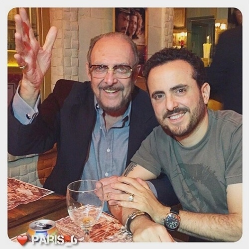 25.mar.2015 - Isaac Azar compartilha foto com Luiz Carlos Miele no Paris 6, em São Paulo. "Jantar com Miele, ouvindo histórias de madrugadas imortais, não tem preço. P6, local de encontros memoráveis!!", escreveu