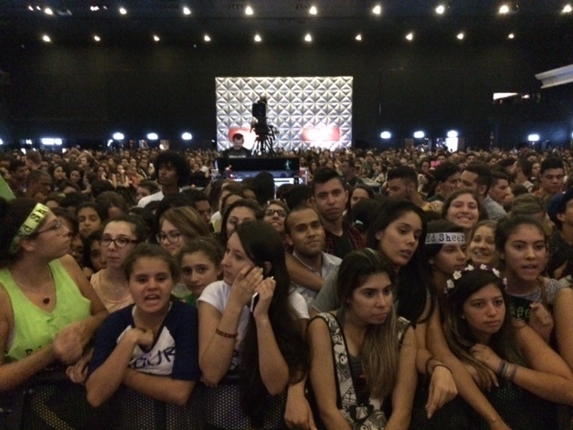 28.abr.2015 - As fãs Lia Santos e Ticiana Barroso, de Fortaleza - Roseane Aguirra/UOL