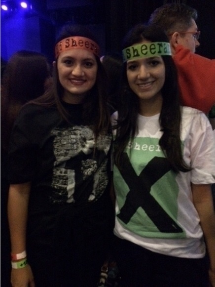 28.abr.2015 - As fãs Lia Santos e Ticiana Barroso, de Fortaleza - Roseane Aguirra/UOL