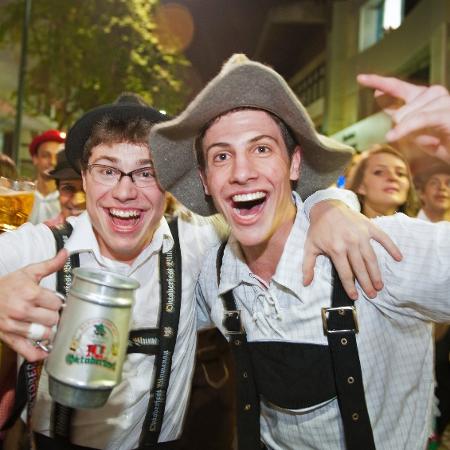 Turistas participam da Oktoberfest, tradicional festa alemã, em Blumenau (SC) - Getty Images