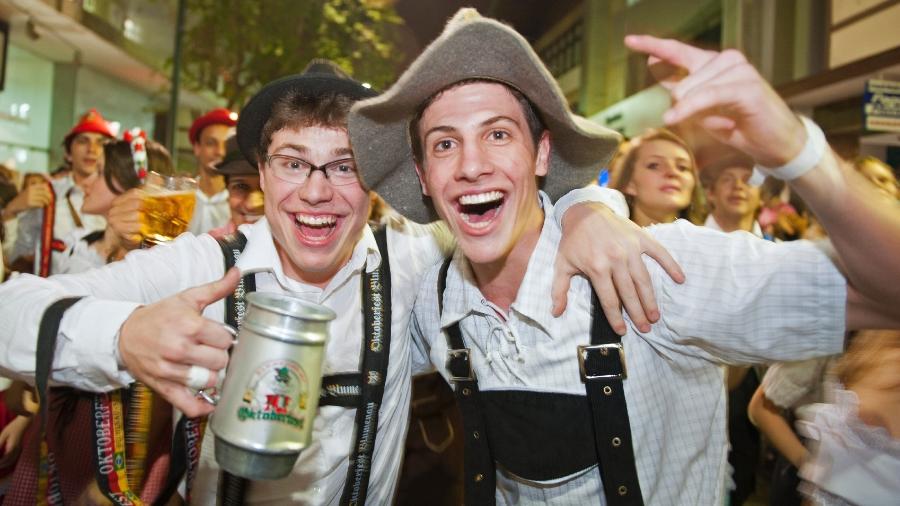 Turistas participam da Oktoberfest, tradicional festa alemã em Blumenau, Santa Catarina, em 2017 - Getty Images