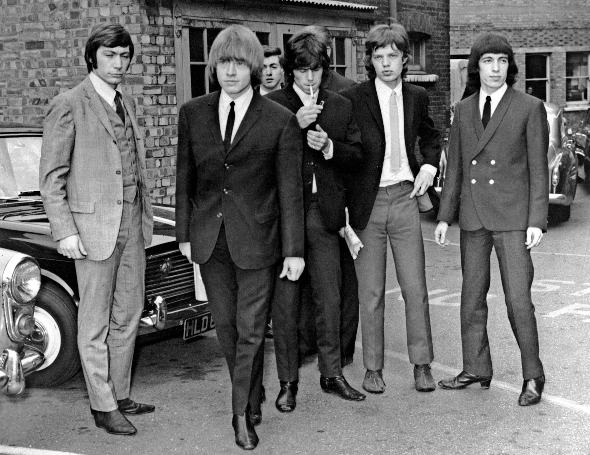 22.jul.1965 - Da esquerda para a direita, Charlie Watts, Brian Jones, Keith Richards, Mick Jagger e Bill Wyman, integrantes dos Rolling Stones, posam para foto em frente ao local onde fizeram seu primeiro show, três anos antes - AFP