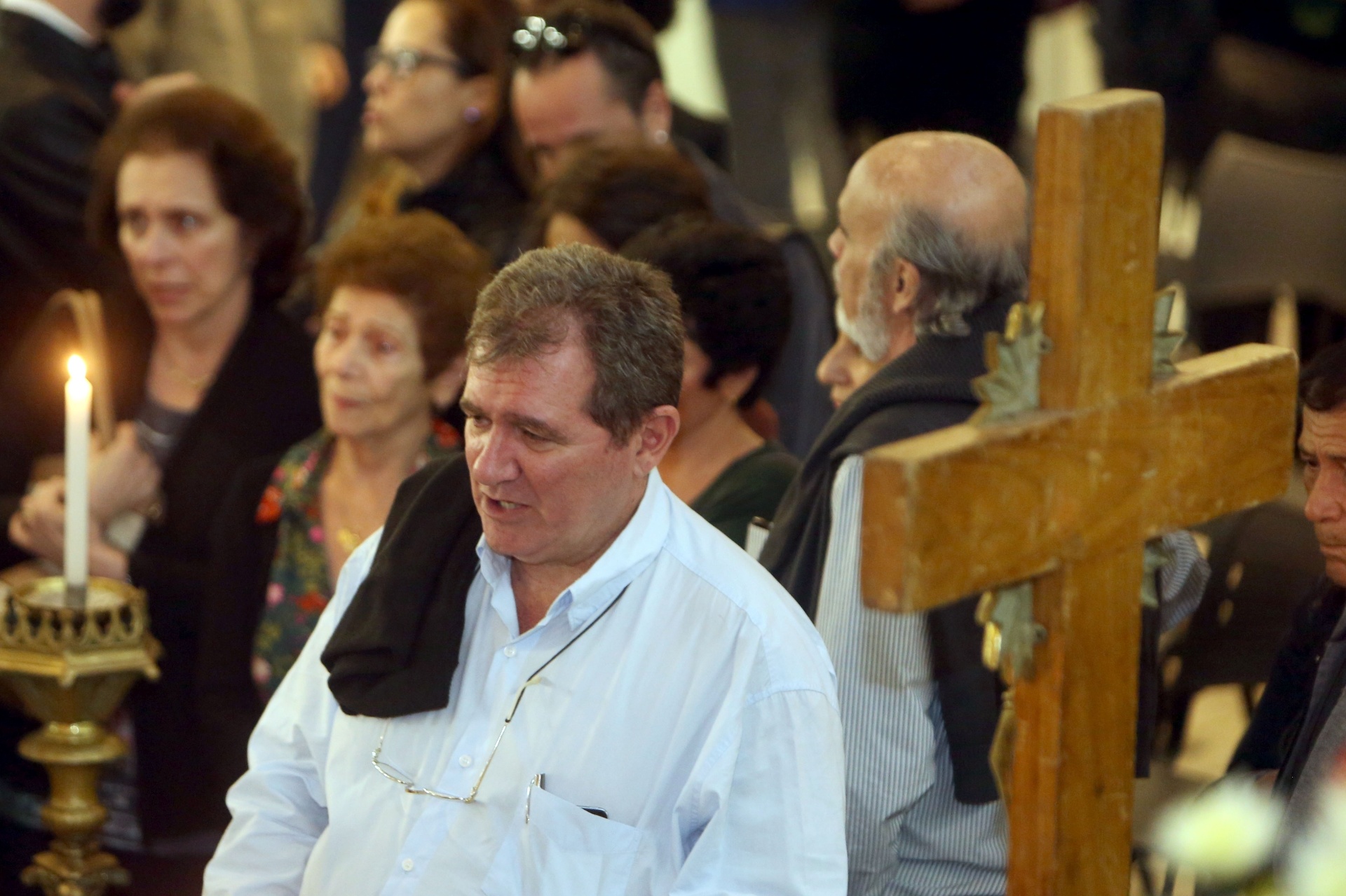 28.abr.2015 - Alexandre Abujumra vai ao velório do pai em São Paulo - Ricardo Matsukawa /UOL