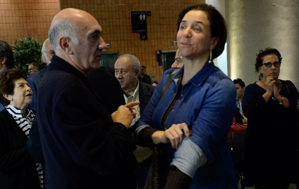 28.abr.2015 - José Possi Neto e Marisa Orth vçao ao velório de Antônio Abujamrai em São Paulo - Francisco Cepeda e Leo Franco / AgNews