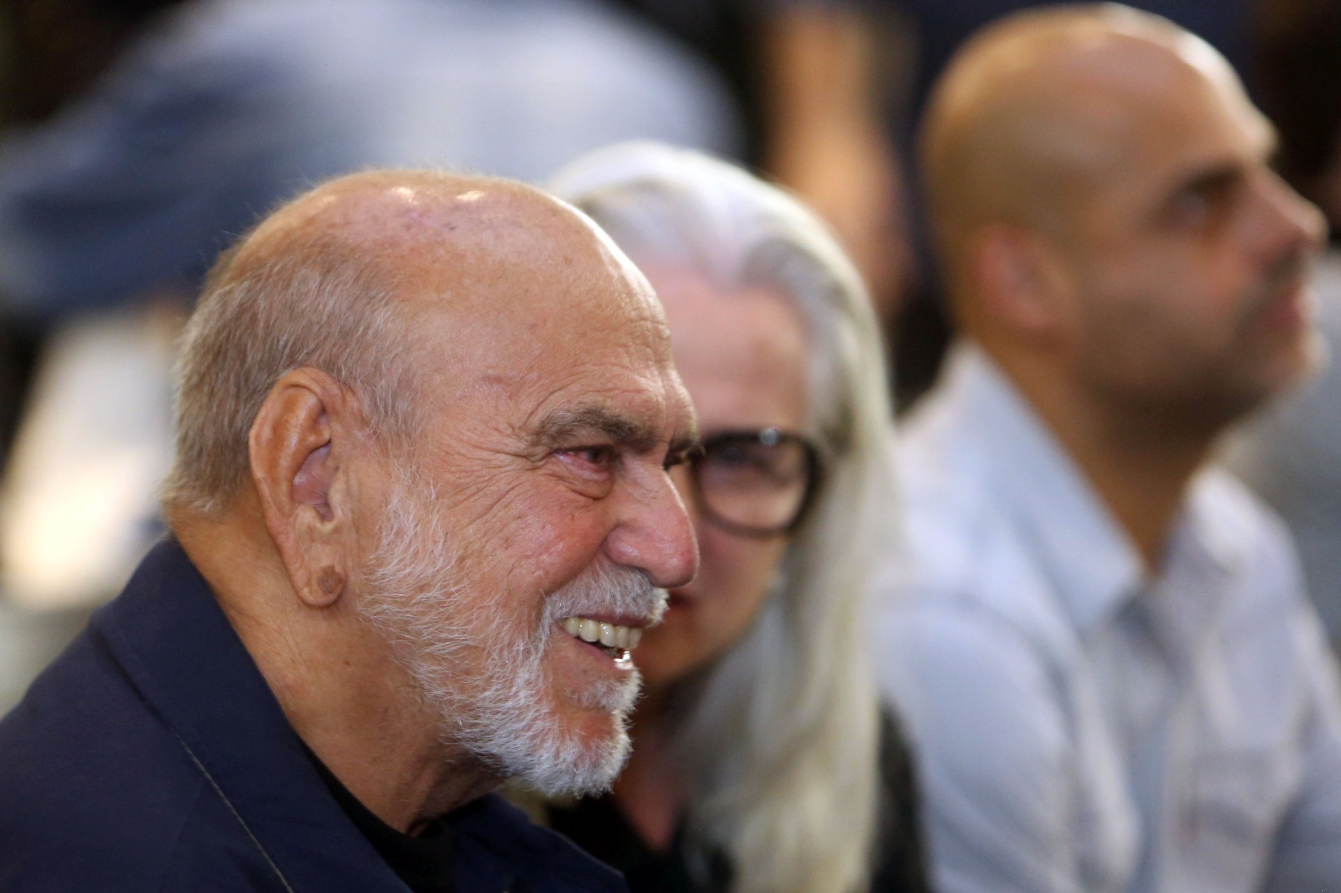 28.abr.2015 - Lima Duarte e Vera Holtz vão ao velório de Antônio Abujamra em São Paulo - Ricardo Matsukawa /UOL