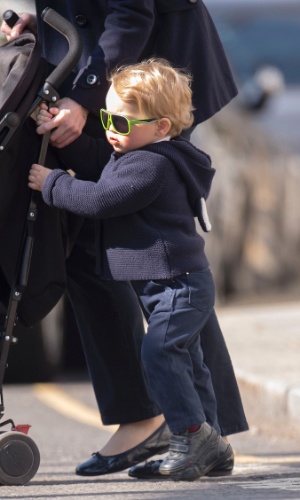 28.abr.2015 - Usando óculos escuros, Príncipe George passeia por Londres com a babá em meio à expectativa do nascimento do segundo filho de Kate Middleton e Príncipe William