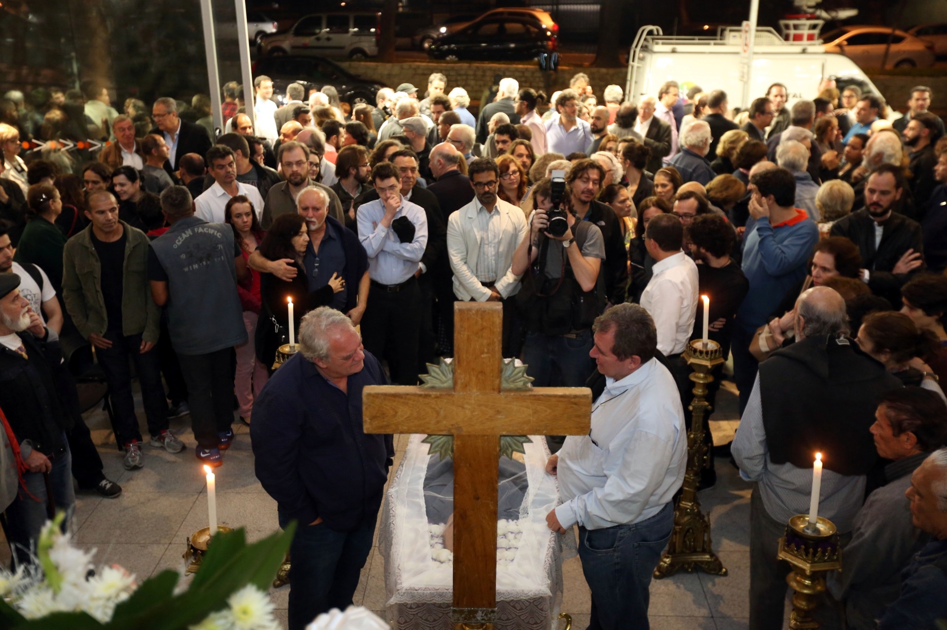 28.abr.2015 -Na noite desta terça-feira (28), amigos e familiares de  Antônio Abujamra foram ao enterro do ator e diretor. O velório aconteceu no Teatro Sérgio Cardoso, no bairro de Bela Vista, centro de São Paulo - Ricardo Matsukawa /UOL