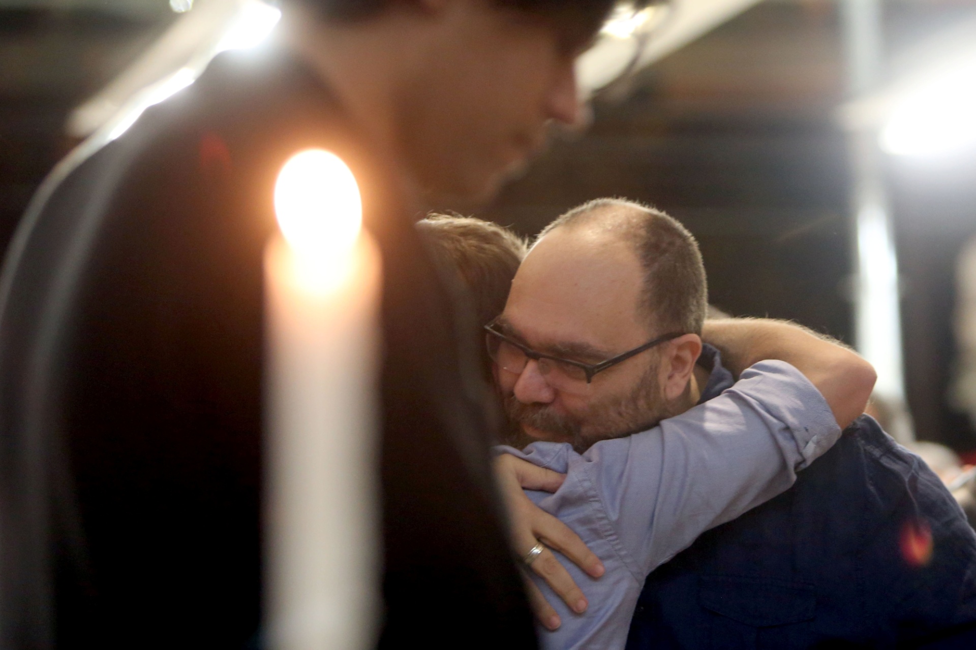 29.abr.2015 - Familiares e amigos consolam André Abujamra, filho do ator e diretor, encontrado morto em sua casa em Higienópolis, em São Paulo, na manhã de terça-feira (28) - Ricardo Matsukawa/UOL