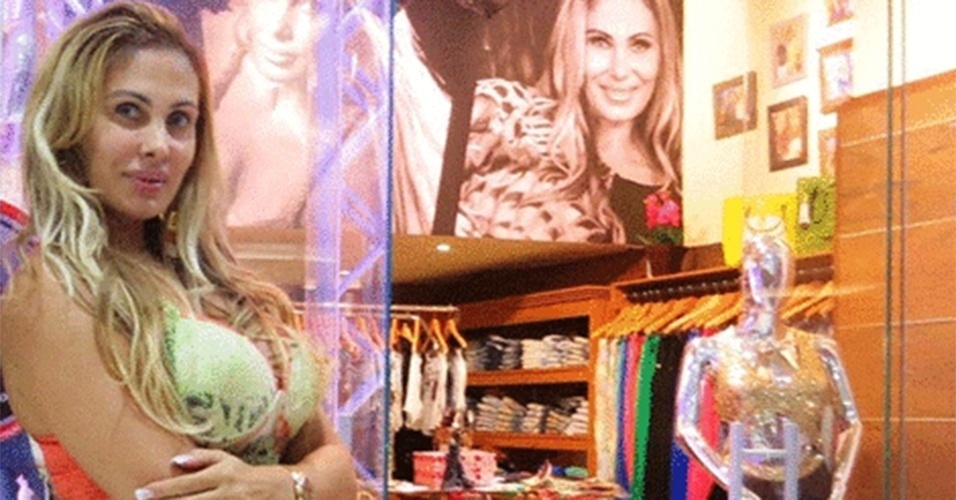 Empresária, modelo, musa do carnaval e agora vendedora de roupas. Angela Bismarchi abriu uma loja em um shopping em Niterói, no Rio de Janeiro. Além de gerenciar o estabelecimento, Bismarchi atende clientes, trabalha no caixa e o que mais precisar