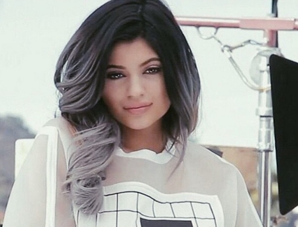 Kylie Jenner foi uma das famosas que já adotou o cinza - Reprodução/Instagram/@kyliejenner