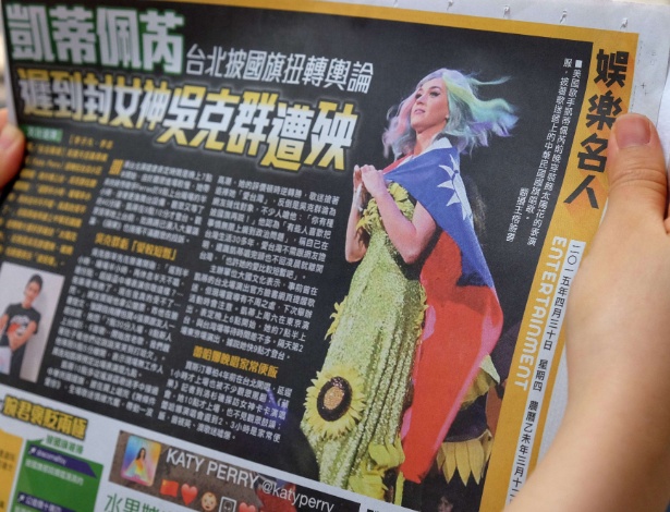 30.abr.2014 - Jornal de Taiwan mostra a cantora Katy Perry usando bandeira local - Sam Yeh/AFP