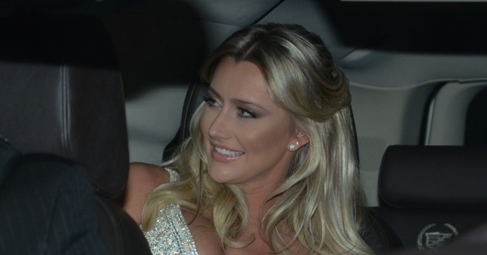 30.abr.2015 - Ana Paula Siebert chega para seu casamento com Roberto Justus no Leopolldo Buffet em São Paulo