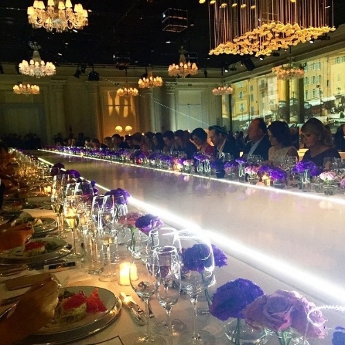 30.abr.2015 - O apresentador Otávio Mesquita postou uma foto do jantar em celebração ao casamento do empresário Roberto Justus com a modelo Ana Paula Siebert, que aconteceu na noite desta quinta-feira