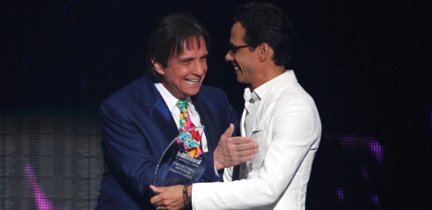 Roberto Carlos recebe do cantor Marc Anthony o prêmio pelo conjunto de sua carreira no Latin Billboard Awards, em Miami - Carlo Allegri/Reuters