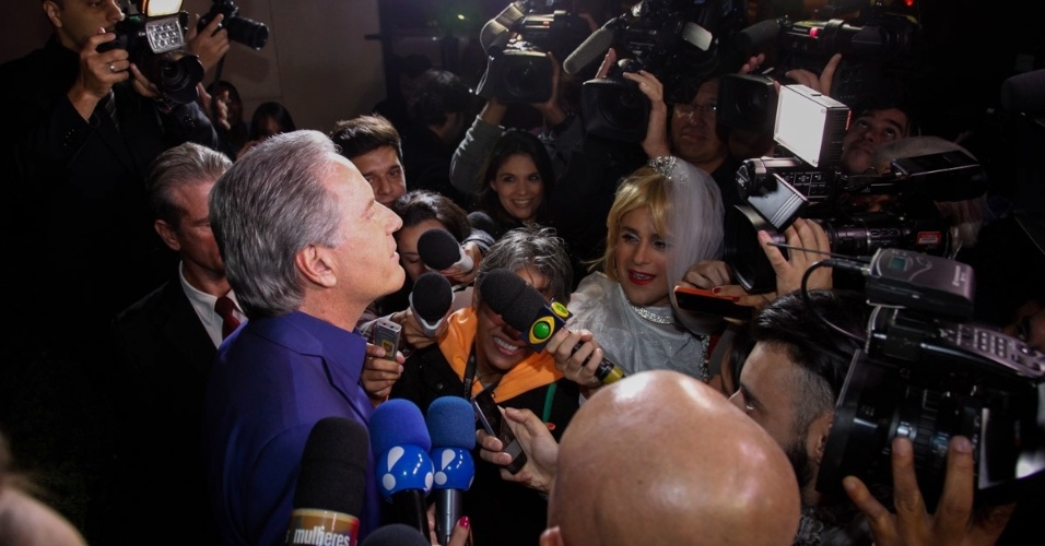30.abr.2015 - Roberto Justus chega para seu casamento com Ana Paula Siebert no Leopolldo Buffet em São Paulo. Na entrada, ele conversou com os jornalistas