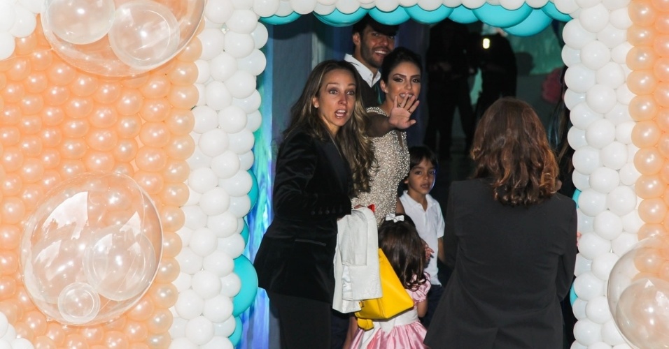 30.abr.2015- Carol Celico e Kaká são simpáticos com os fotógrafos ao chegarem para a festa da filha Isabella em um buffet em São Paulo