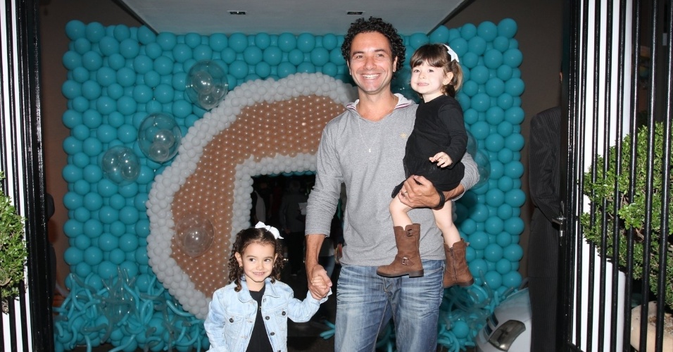 30.abr.2015- Marco Luque leva as filhas para curtir a festa de Isabella Celico em um buffet infantil de São Paulo