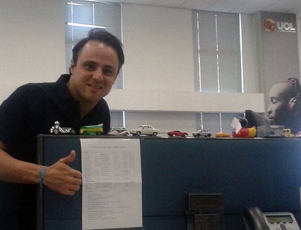 Felipe Massa posa ao lado das miniaturas da redação de UOL Carros - Leonardo Felix/UOL