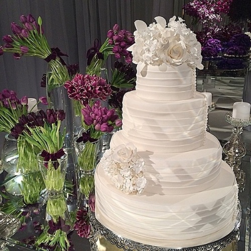 Mariana Junqueira publicou uma imagem do bolo de casamento de Roberto Justus e Ana Paula Siebert, que acontece na noite desta quinta-feira. Ela foi a responsável pela confecção do bolo