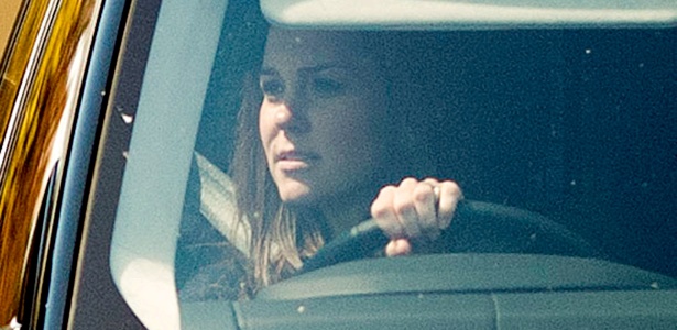 Em Londres, Kate Middleton é vista no volante do carro na reta final de sua segunda gravidez