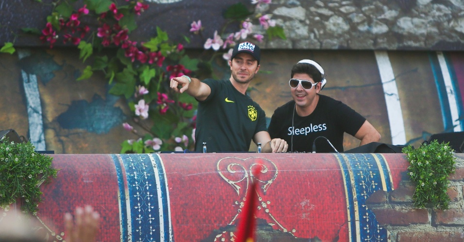 1.mai.2015 -  DJs Viktor Moura e Naccarati tocam no palo Mainstage durante o festival de musica eletrônica Tomorrowland, acontece até domingo (3), em Itu, interior de São Paulo