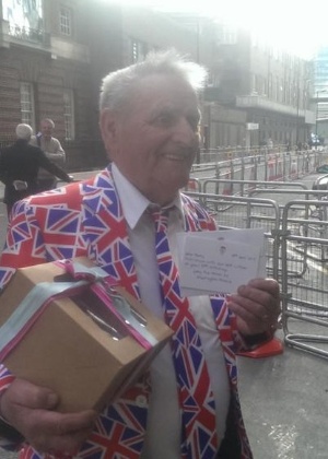 Terry Hutt ganhou um bolo, juntamente com um cartão de felicitações, diretamente da realeza britânica no dia em que completou 80 anos
