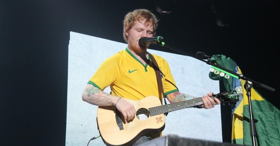 30.abr.2015 - Assim como fez no seu show em SP,Ed Sheeran usou a camisa da seleção brasileira durante sua apresentação no Rio de Janeiro