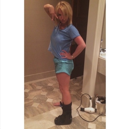 30.maio.2015 - A cantora pop Britney Spears, que precisou cancelar dois shows neste fim de semana após torcer o tornozelo em um espetáculo na última quarta-feira (29), divulgou uma foto em seu Instagram onde mostra usar uma bota ortopédica no pé esquerdo