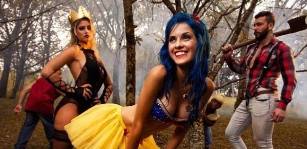 A cantora Tati Zaqui veste-se de Branca de Neve no clipe da música "Parara Tibum" - Gabriel Zerra/Divulgação