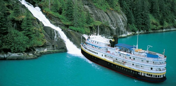 Em cruzeiro por rio americano, navio S.S. Legacy chega bem perto de queda d"água - Divulgação/Un-Cruise