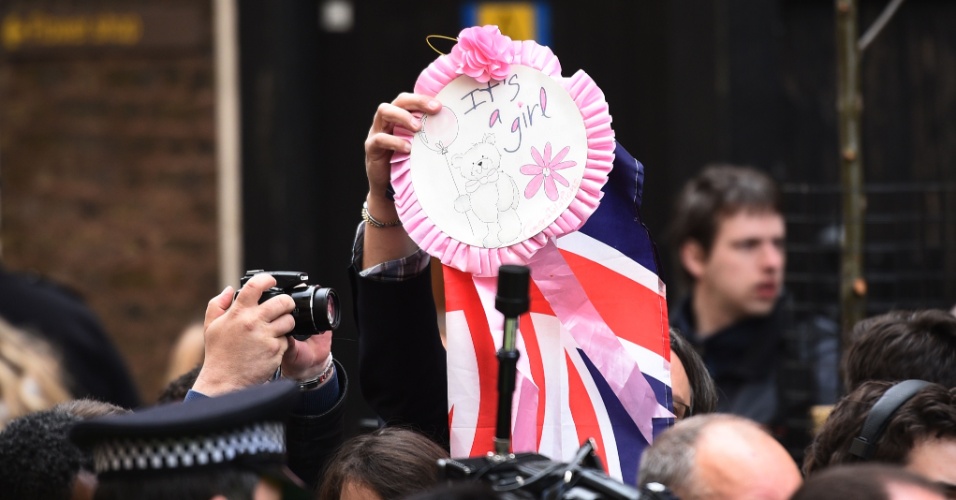 2.mai.2015 - Fãs celebram a chegada da primeira filha de Kate Middleton e Príncipe William em frente ao hospital St. Mary, em Londres